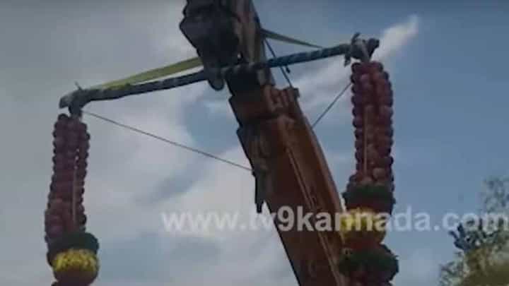 ಉಪಚುನಾವಣೆ ನಡೆಯುತ್ತಿರುವಲ್ಲಿ ಪ್ರಚಾರಕ್ಕೆ ಹೋಗುವ ಬದಲು ಗುಬ್ಬಿಯಲ್ಲಿ ರೋಡ್ ಶೋ ನಡೆಸಿದರು ಕುಮಾರಸ್ವಾಮಿ! ಉಪಚುನಾವಣೆ ನಡೆಯುತ್ತಿರುವಲ್ಲಿ ಪ್ರಚಾರಕ್ಕೆ ಹೋಗುವ ಬದಲು ಗುಬ್ಬಿಯಲ್ಲಿ ರೋಡ್ ಶೋ ನಡೆಸಿದರು ಕುಮಾರಸ್ವಾಮಿ!