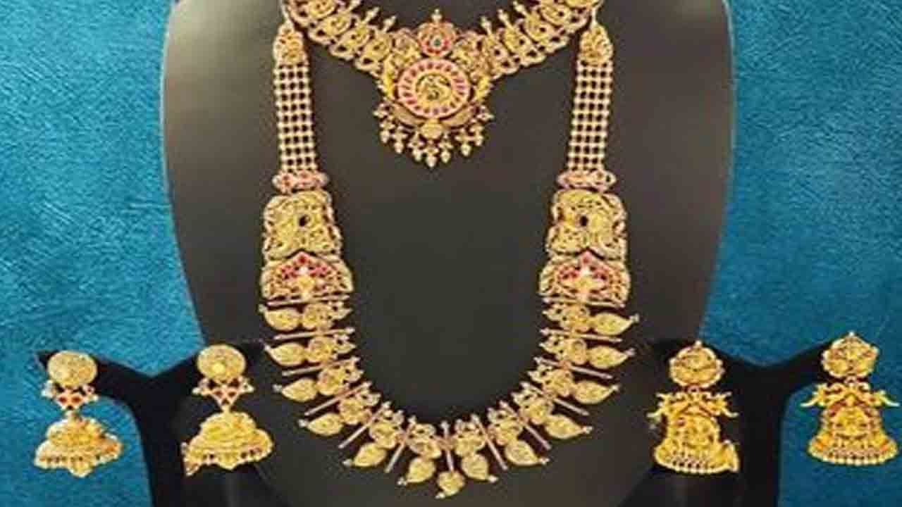 Gold Price Today: ಚಿನ್ನದ ದರ ಸ್ಥಿರ, ಬೆಳ್ಳಿ ಬೆಲೆಯಲ್ಲಿ ಇಳಿಕೆ; ಆಭರಣ ಖರೀದಿಸುವವರು ದರ ವಿವರ ಪರಿಶೀಲಿಸಿ