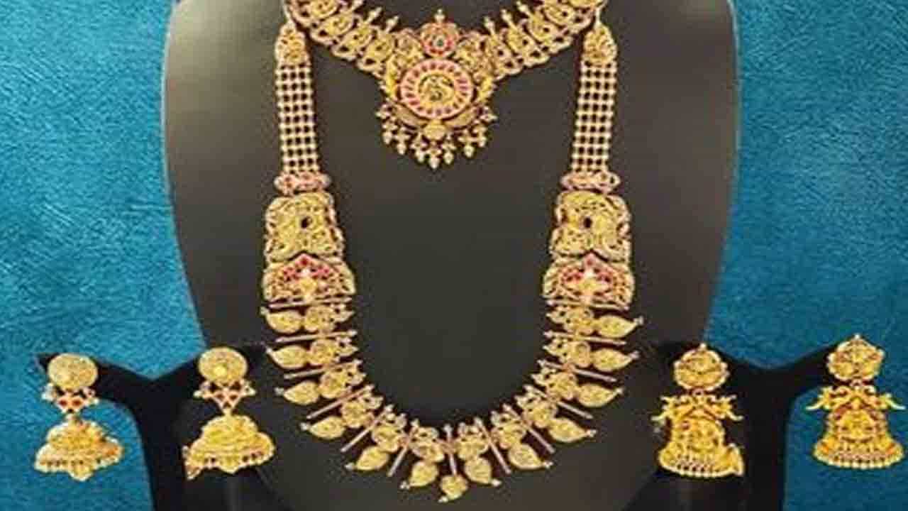 Gold Price Today: ಚಿನ್ನಾಭರಣ ಪ್ರಿಯರಿಗೆ ಸಂತೋಷದ ಸುದ್ದಿ; ಚಿನ್ನ, ಬೆಳ್ಳಿ ದರದಲ್ಲಿ ಇಳಿಕೆ Gold Price Today: ಚಿನ್ನಾಭರಣ ಪ್ರಿಯರಿಗೆ ಸಂತೋಷದ ಸುದ್ದಿ; ಚಿನ್ನ, ಬೆಳ್ಳಿ ದರದಲ್ಲಿ ಇಳಿಕೆ