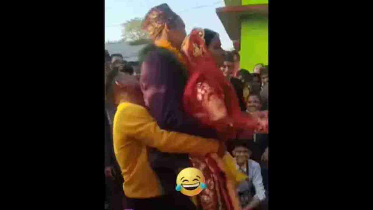 Viral Video: ವಧು ವರರನ್ನು ಒಟ್ಟಿಗೆ ಮೇಲಕ್ಕೆತ್ತಿ ಕೆಳಗೆ ಬೀಳಿಸಿದ ಸ್ನೇಹಿತ; ವಿಡಿಯೋ ಇದೀಗ ಫುಲ್ ವೈರಲ್