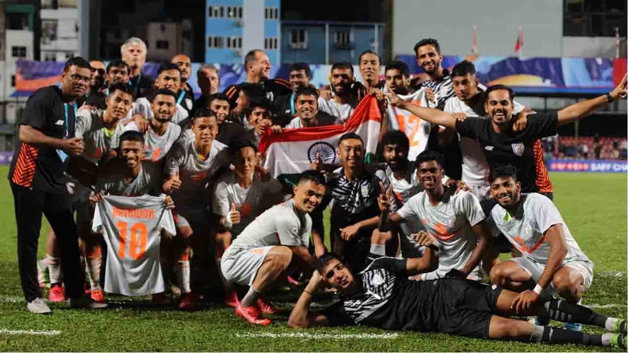 SAFF Championship: 8ನೇ ಬಾರಿ ಸ್ಯಾಫ್ ಪ್ರಶಸ್ತಿ ಗೆದ್ದ ಭಾರತ: ಮೆಸ್ಸಿ ದಾಖಲೆ ಸರಿಗಟ್ಟಿದ ಛೇಟ್ರಿ SAFF Championship: 8ನೇ ಬಾರಿ ಸ್ಯಾಫ್ ಪ್ರಶಸ್ತಿ ಗೆದ್ದ ಭಾರತ: ಮೆಸ್ಸಿ ದಾಖಲೆ ಸರಿಗಟ್ಟಿದ ಛೇಟ್ರಿ