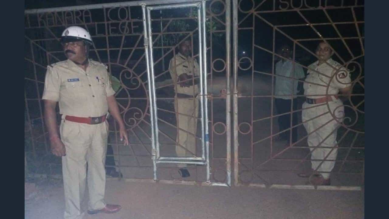 ಕುಮಟಾ: ಬಾಳಿಗಾ ಕಾಲೇಜು ಆವರಣದಲ್ಲಿ ನಾಡ ಬಾಂಬ್ ರೂಪದ ವಸ್ತು ಪತ್ತೆ ಕುಮಟಾ: ಬಾಳಿಗಾ ಕಾಲೇಜು ಆವರಣದಲ್ಲಿ ನಾಡ ಬಾಂಬ್ ರೂಪದ ವಸ್ತು ಪತ್ತೆ