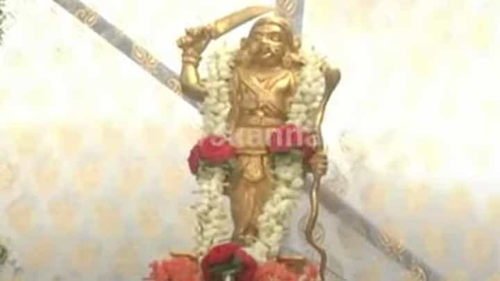 ಮೈಸೂರಲ್ಲಿ ಮಹಿಷ ದಸರಾ ಆಚರಣೆ, ಚಾಮುಂಡಿ ಬೆಟ್ಟದಲ್ಲಿ ಆಚರಿಸಲು ಅನುಮತಿ ನಿರಾಕರಿಸಿದ್ದಕ್ಕೆ ಸ್ವಾಮೀಜಿಗಳಿಗೆ ಬೇಸರ ಮೈಸೂರಲ್ಲಿ ಮಹಿಷ ದಸರಾ ಆಚರಣೆ, ಚಾಮುಂಡಿ ಬೆಟ್ಟದಲ್ಲಿ ಆಚರಿಸಲು ಅನುಮತಿ ನಿರಾಕರಿಸಿದ್ದಕ್ಕೆ ಸ್ವಾಮೀಜಿಗಳಿಗೆ ಬೇಸರ