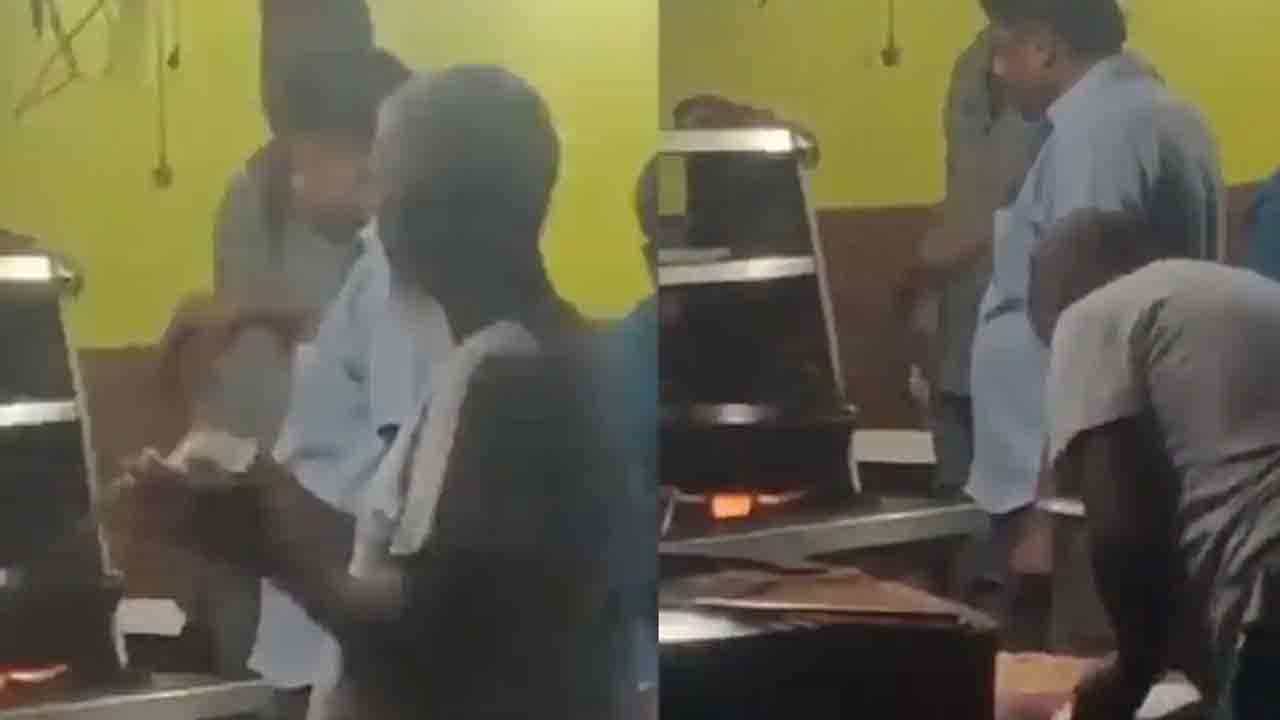 Shocking Video: ಡಾಬಾದಲ್ಲಿ ಎಣ್ಣೆ, ನೀರಿನ ಬದಲಿಗೆ ಉಗುಳುತ್ತ ತಂದೂರಿ ರೋಟಿ ತಯಾರಿಸುತ್ತಿದ್ದ ಕೆಲಸಗಾರ ಅರೆಸ್ಟ್! Shocking Video: ಡಾಬಾದಲ್ಲಿ ಎಣ್ಣೆ, ನೀರಿನ ಬದಲಿಗೆ ಉಗುಳುತ್ತ ತಂದೂರಿ ರೋಟಿ ತಯಾರಿಸುತ್ತಿದ್ದ ಕೆಲಸಗಾರ ಅರೆಸ್ಟ್!