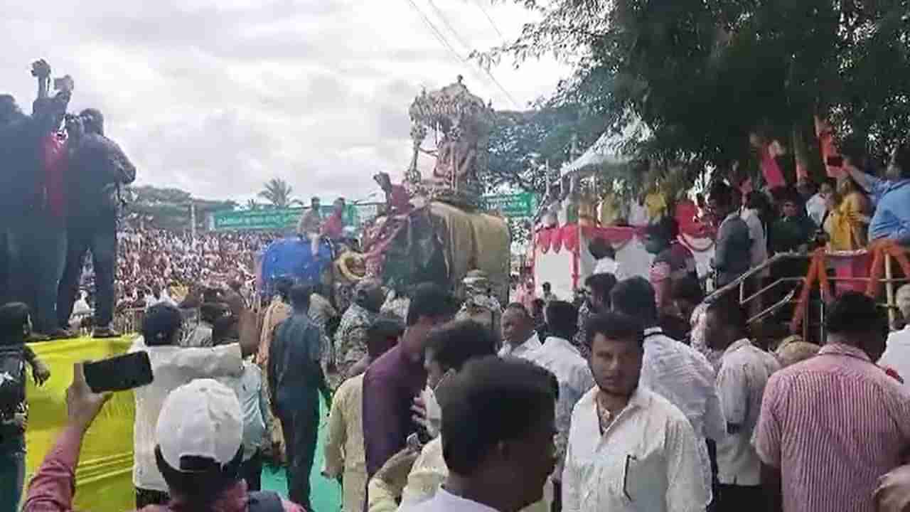 ಶ್ರೀರಂಗಪಟ್ಟಣ ದಸರಾ: ಜಂಬೂಸವಾರಿ ವೇಳೆ ಬೆದರಿದ ಆನೆ; ತಪ್ಪಿದ ಅನಾಹುತ