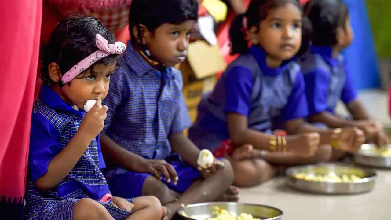 ಮಕ್ಕಳಲ್ಲಿ ಅಪೌಷ್ಟಿಕತೆ ನಿವಾರಣೆಗೆ ಮಧ್ಯಾಹ್ನದ ಬಿಸಿಯೂಟದಲ್ಲಿ ಸಿರಿಧಾನ್ಯ ಬಳಕೆಗೆ ಕೇಂದ್ರ ಸರ್ಕಾರ ಸಲಹೆ ಮಕ್ಕಳಲ್ಲಿ ಅಪೌಷ್ಟಿಕತೆ ನಿವಾರಣೆಗೆ ಮಧ್ಯಾಹ್ನದ ಬಿಸಿಯೂಟದಲ್ಲಿ ಸಿರಿಧಾನ್ಯ ಬಳಕೆಗೆ ಕೇಂದ್ರ ಸರ್ಕಾರ ಸಲಹೆ