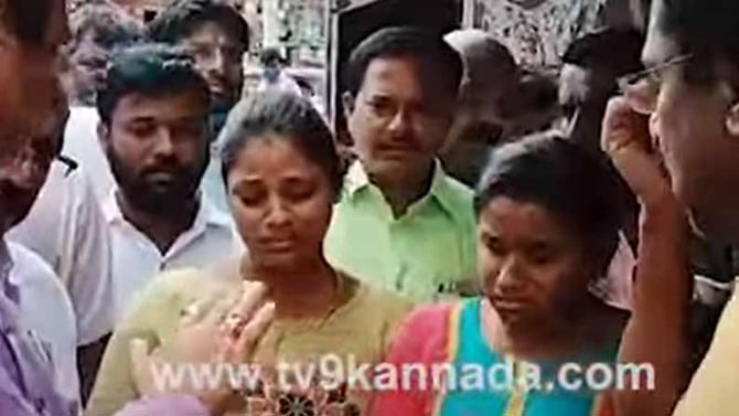 ಸಹಾಯ ಮಾಡುವವರು ಒಂದೆಡೆಯಿದ್ದರೆ, ಪುಕ್ಸಟ್ಟೆ ಪೋಸು ಕೊಡುವವರು ಎಲ್ಲೆಡೆ ಇರುತ್ತಾರೆ! ಸಹಾಯ ಮಾಡುವವರು ಒಂದೆಡೆಯಿದ್ದರೆ, ಪುಕ್ಸಟ್ಟೆ ಪೋಸು ಕೊಡುವವರು ಎಲ್ಲೆಡೆ ಇರುತ್ತಾರೆ!