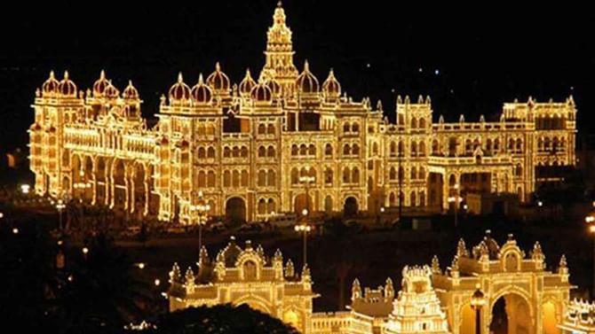 ದಸರಾ ಕಳೆ ಹೆಚ್ಚಿಸಿದ ಹಂಸಲೇಖ ಸಂಗೀತ: ಗಾನದ ಮೋಡಿಯಲ್ಲಿ ತೇಲಿದ ಜನರು ದಸರಾ ಕಳೆ ಹೆಚ್ಚಿಸಿದ ಹಂಸಲೇಖ ಸಂಗೀತ: ಗಾನದ ಮೋಡಿಯಲ್ಲಿ ತೇಲಿದ ಜನರು