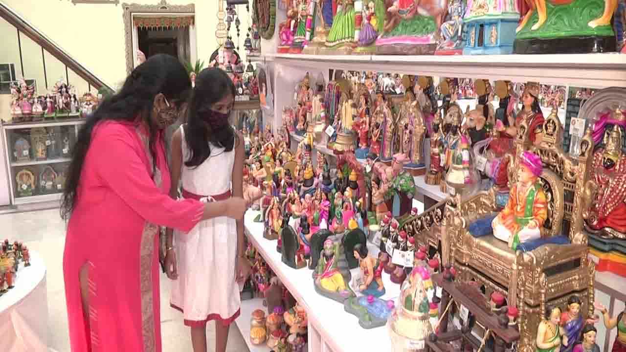 Mysuru Dasara: ಗತಕಾಲದ ಕಥೆ ಹೇಳುತ್ತಿವೆ ಮೈಸೂರು ಗೊಂಬೆಗಳು, ರಂಗೇರಿದ ಗೊಂಬೆ ಪ್ರದರ್ಶನ Mysuru Dasara: ಗತಕಾಲದ ಕಥೆ ಹೇಳುತ್ತಿವೆ ಮೈಸೂರು ಗೊಂಬೆಗಳು, ರಂಗೇರಿದ ಗೊಂಬೆ ಪ್ರದರ್ಶನ