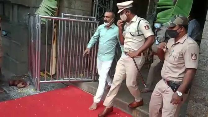 ಶೂ ಧರಿಸಿ ಚಾಮುಂಡಿ ದೇವಸ್ಥಾನದ ಒಳಗೆ ಹೋದ ಮೈಸೂರು ಎಸ್ಪಿ; ವಿಡಿಯೋ ಇದೆ ಶೂ ಧರಿಸಿ ಚಾಮುಂಡಿ ದೇವಸ್ಥಾನದ ಒಳಗೆ ಹೋದ ಮೈಸೂರು ಎಸ್ಪಿ; ವಿಡಿಯೋ ಇದೆ
