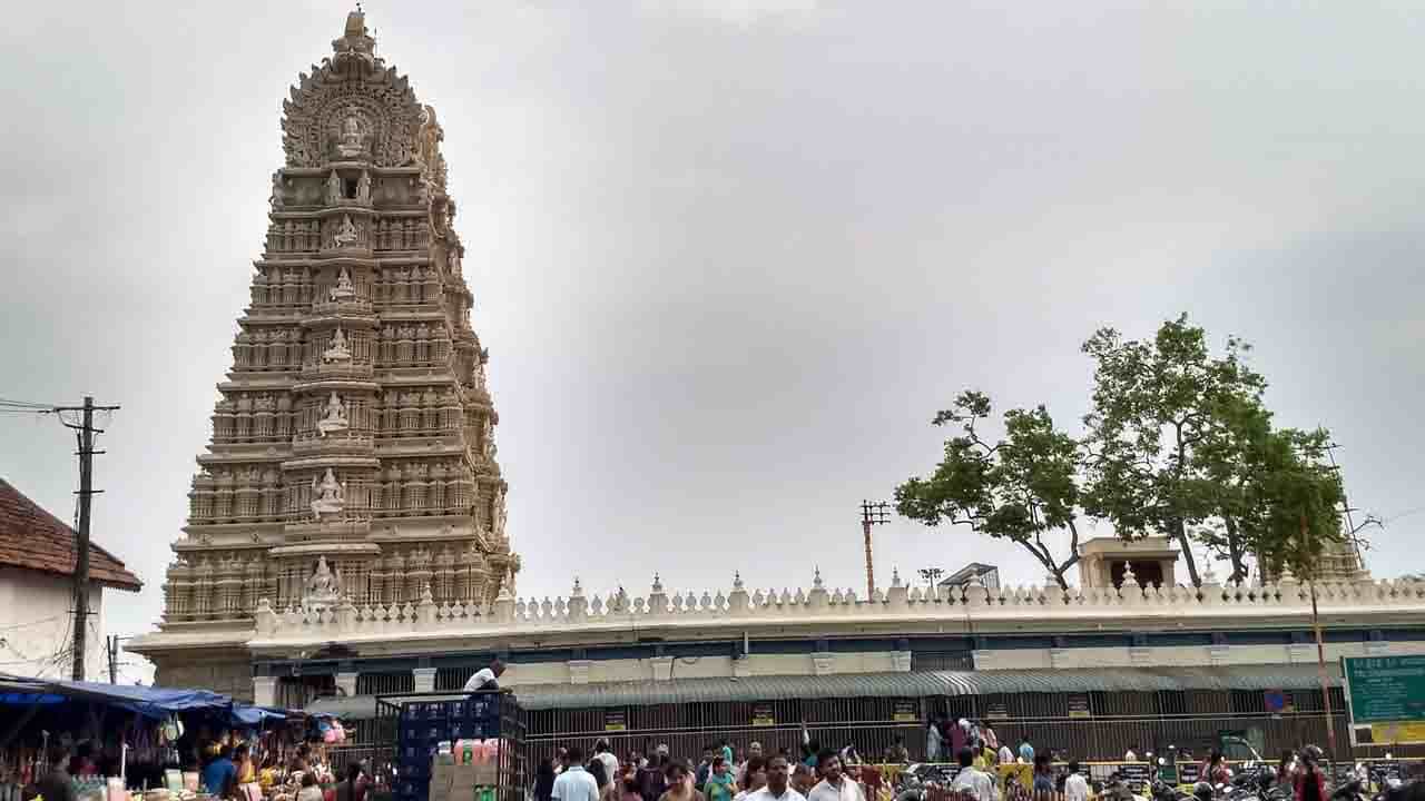 ಮೈಸೂರು: ಚಾಮುಂಡಿದೇವಿ ದೇವಸ್ಥಾನದ ಹುಂಡಿಯಲ್ಲಿ ಭರ್ಜರಿ ಕಾಣಿಕೆ; ಒಂದೂವರೆ ತಿಂಗಳಲ್ಲಿ 1.77 ಕೋಟಿ ರೂ. ಸಂಗ್ರಹ ಮೈಸೂರು: ಚಾಮುಂಡಿದೇವಿ ದೇವಸ್ಥಾನದ ಹುಂಡಿಯಲ್ಲಿ ಭರ್ಜರಿ ಕಾಣಿಕೆ; ಒಂದೂವರೆ ತಿಂಗಳಲ್ಲಿ 1.77 ಕೋಟಿ ರೂ. ಸಂಗ್ರಹ