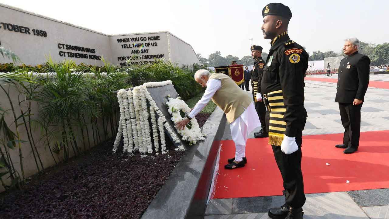 Police Commemoration Day 2021 ಕರ್ತವ್ಯದಲ್ಲಿ ಮೃತಪಟ್ಟ ಪೊಲೀಸ್ ಸಿಬ್ಬಂದಿಗೆ ಗೌರವ ನಮನ ಸಲ್ಲಿಸಿದ ನರೇಂದ್ರ ಮೋದಿ Police Commemoration Day 2021 ಕರ್ತವ್ಯದಲ್ಲಿ ಮೃತಪಟ್ಟ ಪೊಲೀಸ್ ಸಿಬ್ಬಂದಿಗೆ ಗೌರವ ನಮನ ಸಲ್ಲಿಸಿದ ನರೇಂದ್ರ ಮೋದಿ