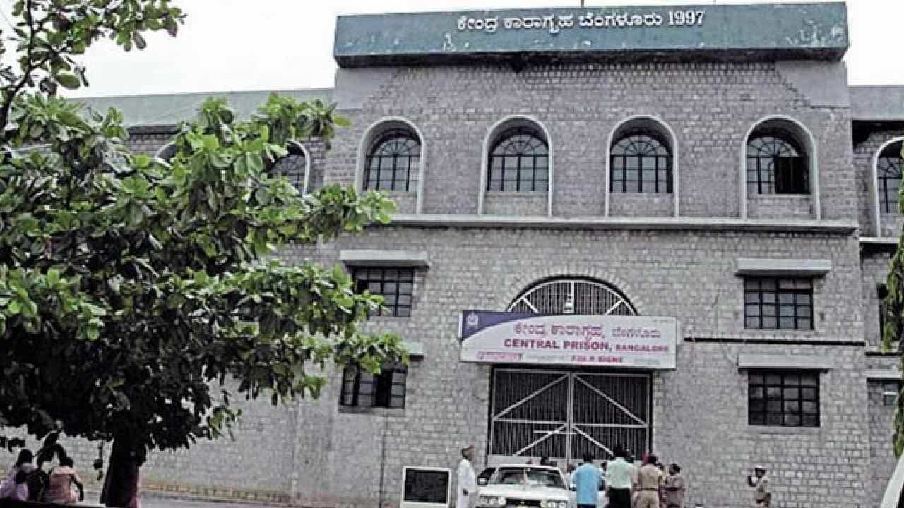 Parappana Agrahara Jail: ಪರಪ್ಪನ ಅಗ್ರಹಾರ ಕಾರಾಗೃಹದ ಮೇಲೆ ಸಿಸಿಬಿ ದಾಳಿ; ಗಾಂಜಾ ಸೇದುವ ಚಿಲುಮೆ ಪತ್ತೆ! Parappana Agrahara Jail: ಪರಪ್ಪನ ಅಗ್ರಹಾರ ಕಾರಾಗೃಹದ ಮೇಲೆ ಸಿಸಿಬಿ ದಾಳಿ; ಗಾಂಜಾ ಸೇದುವ ಚಿಲುಮೆ ಪತ್ತೆ!
