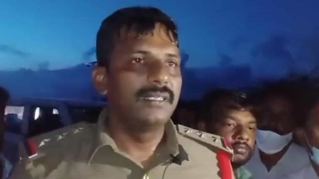 Viral Video: ಉಕ್ಕಿ ಹರಿಯುತ್ತಿದ್ದ ಕಾಲುವೆಗೆ ಧುಮುಕಿ ತಾಯಿ-ಮಗುವನ್ನು ಕಾಪಾಡಿದ ಪೊಲೀಸ್; ವಿಡಿಯೋ ವೈರಲ್ Viral Video: ಉಕ್ಕಿ ಹರಿಯುತ್ತಿದ್ದ ಕಾಲುವೆಗೆ ಧುಮುಕಿ ತಾಯಿ-ಮಗುವನ್ನು ಕಾಪಾಡಿದ ಪೊಲೀಸ್; ವಿಡಿಯೋ ವೈರಲ್