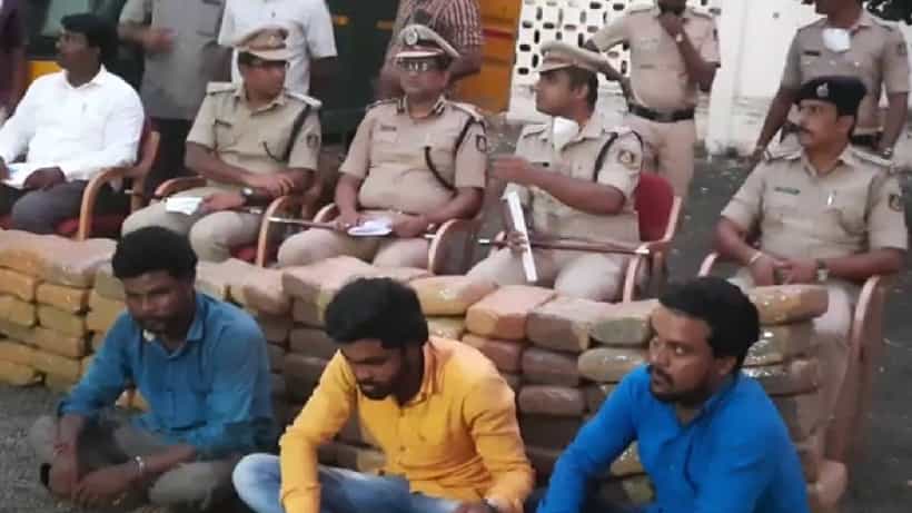 ಕಲಬುರುಗಿ: ಗೂಡ್ಸ್ನಲ್ಲಿ ತಲೆದಿಂಬುಗಳ ಜೊತೆ ಗಾಂಜಾ ಸಾಗಾಟ; 340 ಕೆಜಿ ಗಾಂಜಾ ಜಪ್ತಿ, ಮೂವರ ಬಂಧನ