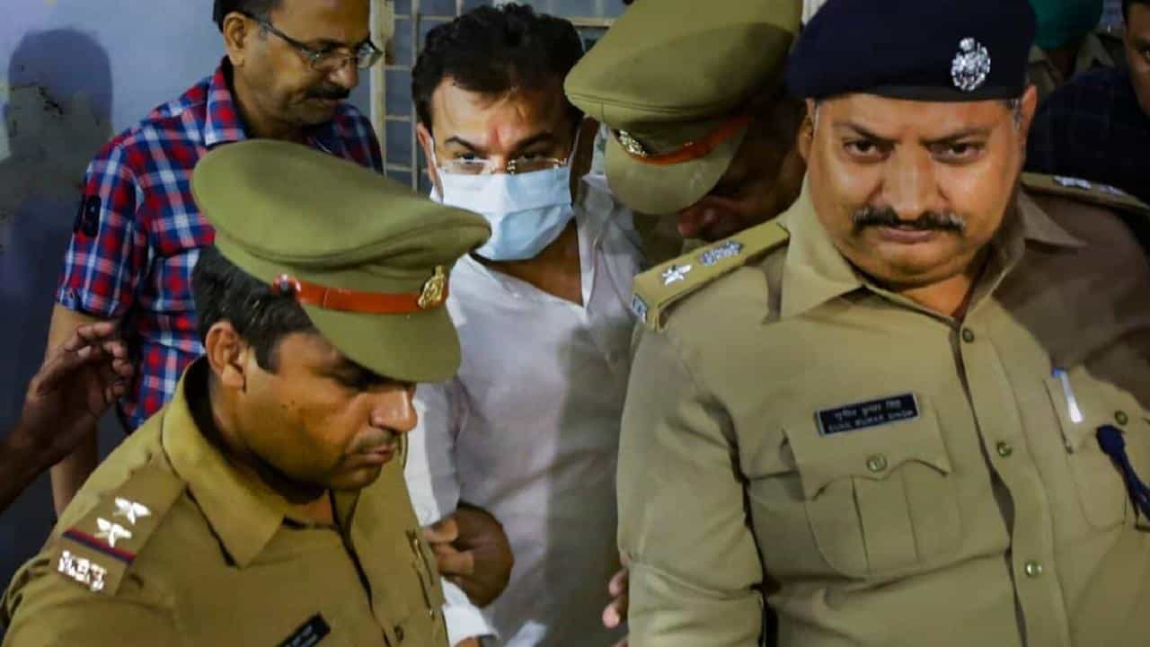 Lakhimpur Kheri Violence: ಲಖಿಂಪುರ ಖೇರಿ ರೈತರ ಹತ್ಯೆ ಪ್ರಕರಣ; ನ್ಯಾಯಾಂಗ ಬಂಧನದಲ್ಲಿರುವ ಆಶಿಶ್ ಮಿಶ್ರಾ ಇಂದು ಪೊಲೀಸ್ ವಶಕ್ಕೆ? Lakhimpur Kheri Violence: ಲಖಿಂಪುರ ಖೇರಿ ರೈತರ ಹತ್ಯೆ ಪ್ರಕರಣ; ನ್ಯಾಯಾಂಗ ಬಂಧನದಲ್ಲಿರುವ ಆಶಿಶ್ ಮಿಶ್ರಾ ಇಂದು ಪೊಲೀಸ್ ವಶಕ್ಕೆ?
