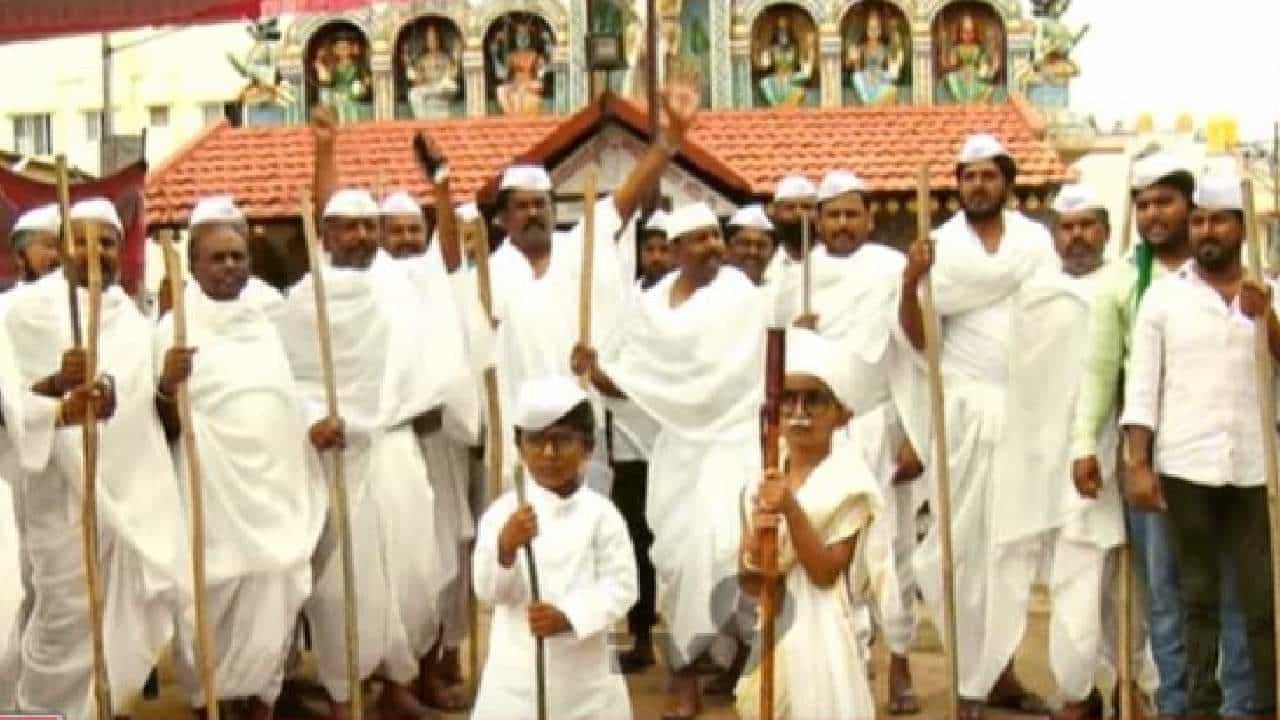 ಯಲಹಂಕ: ಶಿವರಾಮ ಕಾರಂತ ಬಡಾವಣೆ ಭೂಸ್ವಾಧೀನಕ್ಕೆ ರೈತರ ವಿರೋಧ; ಪ್ರತಿಭಟಿಸುತ್ತಿದ್ದ ರೈತರು ಪೊಲೀಸರ ವಶಕ್ಕೆ ಯಲಹಂಕ: ಶಿವರಾಮ ಕಾರಂತ ಬಡಾವಣೆ ಭೂಸ್ವಾಧೀನಕ್ಕೆ ರೈತರ ವಿರೋಧ; ಪ್ರತಿಭಟಿಸುತ್ತಿದ್ದ ರೈತರು ಪೊಲೀಸರ ವಶಕ್ಕೆ