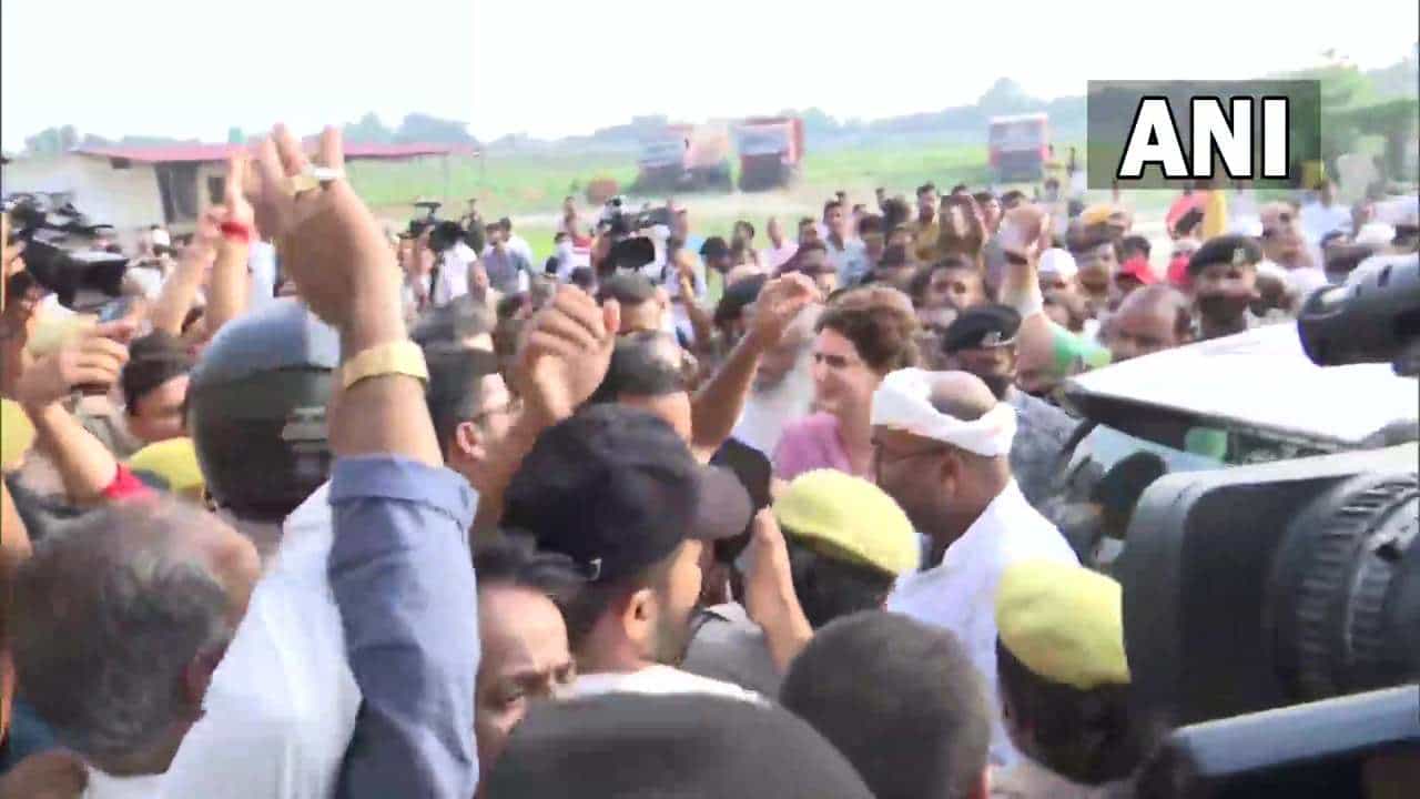 Priyanka Gandhi: ಪ್ರಿಯಾಂಕಾ ಗಾಂಧಿ ಬಿಡುಗಡೆ; ಕೊನೆಗೂ ಆಗ್ರಾದ ಮೃತನ ಕುಟುಂಬಸ್ಥರ ಭೇಟಿಗೆ ಅನುಮತಿ Priyanka Gandhi: ಪ್ರಿಯಾಂಕಾ ಗಾಂಧಿ ಬಿಡುಗಡೆ; ಕೊನೆಗೂ ಆಗ್ರಾದ ಮೃತನ ಕುಟುಂಬಸ್ಥರ ಭೇಟಿಗೆ ಅನುಮತಿ
