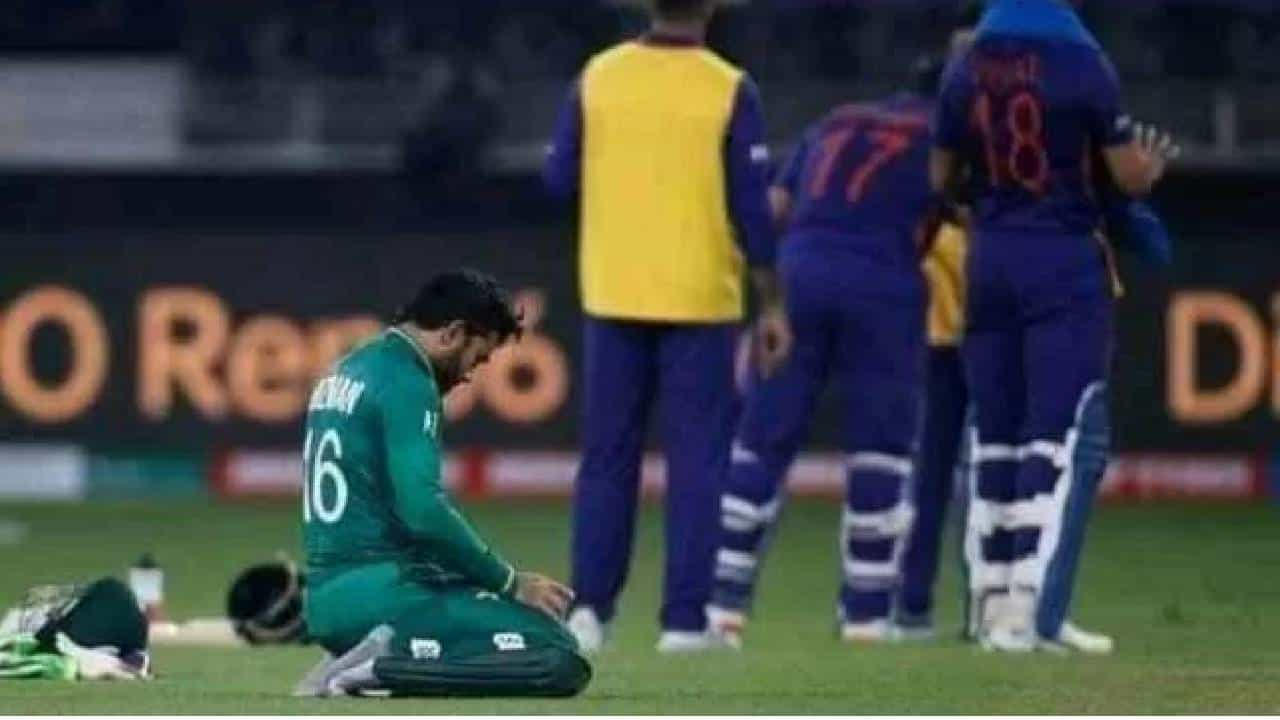 India vs Pakistan: ಪಂದ್ಯದ ನಡುವೆ ಮೈದಾನದಲ್ಲೇ ನಮಾಜ್ ಮಾಡಿದ ಪಾಕ್ ಆಟಗಾರ India vs Pakistan: ಪಂದ್ಯದ ನಡುವೆ ಮೈದಾನದಲ್ಲೇ ನಮಾಜ್ ಮಾಡಿದ ಪಾಕ್ ಆಟಗಾರ