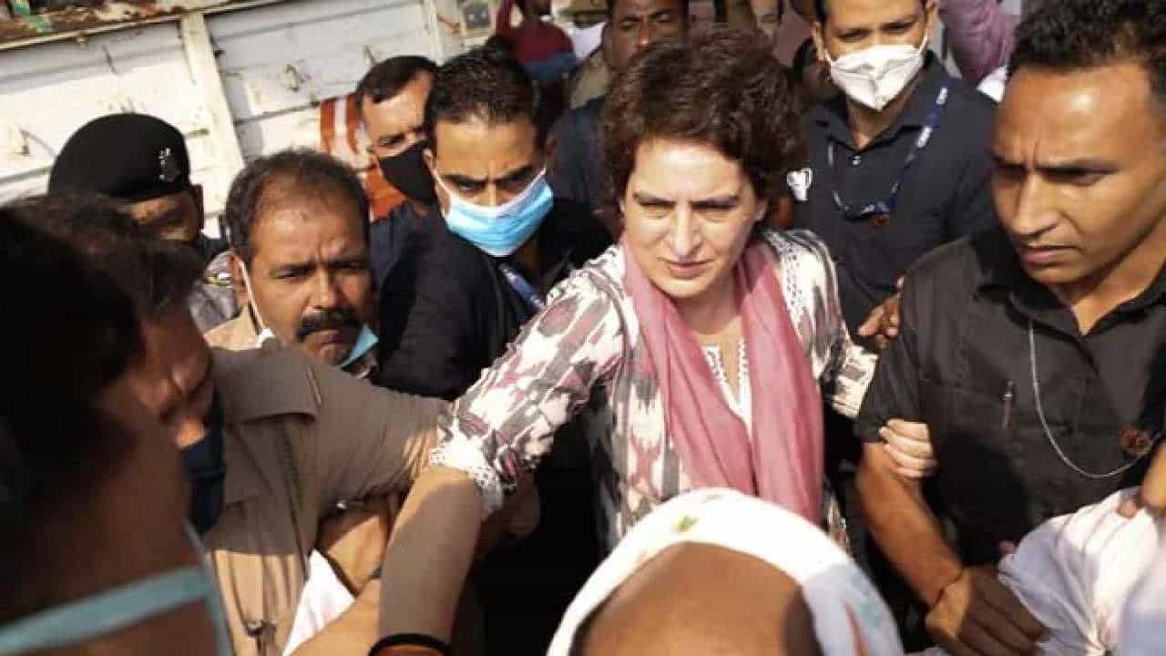 Priyanka Gandhi: ಮೃತನ ಕುಟುಂಬಸ್ಥರ ಭೇಟಿಗೆ ಆಗ್ರಾಕ್ಕೆ ತೆರಳುತ್ತಿದ್ದ ಪ್ರಿಯಾಂಕಾ ಗಾಂಧಿ ಪೊಲೀಸ್ ವಶಕ್ಕೆ Priyanka Gandhi: ಮೃತನ ಕುಟುಂಬಸ್ಥರ ಭೇಟಿಗೆ ಆಗ್ರಾಕ್ಕೆ ತೆರಳುತ್ತಿದ್ದ ಪ್ರಿಯಾಂಕಾ ಗಾಂಧಿ ಪೊಲೀಸ್ ವಶಕ್ಕೆ