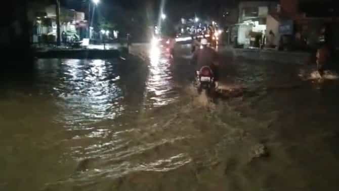 ಚಿಕ್ಕಬಳ್ಳಾಪುರ: ಭಾರಿ ಮಳೆ; ಗುಡಿಬಂಡೆ ಪಟ್ಟಣದಲ್ಲಿ ಕೆರೆಗಳಂತಾದ ರಸ್ತೆಗಳು