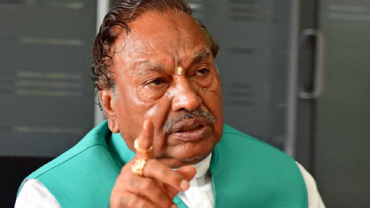 ಆಪರೇಷನ್ ಕಮಲಕ್ಕೆ ದುಡ್ಡುಕೊಡಬೇಕು ಎಂದ ಕೆಎಸ್ ಈಶ್ವರಪ್ಪ; ಭಾಷಣದ ವೇಳೆ ಪರೋಕ್ಷ ಹೇಳಿಕೆ ಆಪರೇಷನ್ ಕಮಲಕ್ಕೆ ದುಡ್ಡುಕೊಡಬೇಕು ಎಂದ ಕೆಎಸ್ ಈಶ್ವರಪ್ಪ; ಭಾಷಣದ ವೇಳೆ ಪರೋಕ್ಷ ಹೇಳಿಕೆ