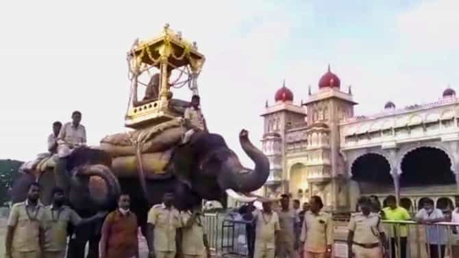 ಮೈಸೂರು: ಅರಮನೆ ಅಂಗಳದಲ್ಲಿ ಅಂತಿಮ ಹಂತದ ರಿಹರ್ಸಲ್​; ಜಂಬೂಸವಾರಿಯ ತಾಲೀಮಿನ ಸುಂದರ ದೃಶ್ಯಗಳನ್ನು ನೋಡಿ