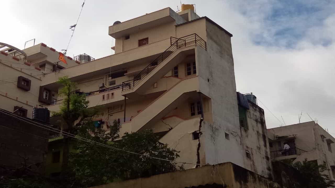 Bengaluru: ಬೆಂಗಳೂರಿನಲ್ಲಿ ವಾಲಿದ 3 ಅಂತಸ್ತಿನ ಕಟ್ಟಡ; ಹಲವು ಕುಟುಂಬಗಳ ಸ್ಥಳಾಂತರ Bengaluru: ಬೆಂಗಳೂರಿನಲ್ಲಿ ವಾಲಿದ 3 ಅಂತಸ್ತಿನ ಕಟ್ಟಡ; ಹಲವು ಕುಟುಂಬಗಳ ಸ್ಥಳಾಂತರ