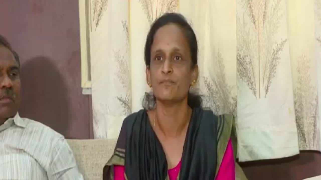 ‘ನಮ್ಮ ಜಾತಿ ಹಿಂದೂ ಪಂಚಮಸಾಲಿ. ಆದರೆ ಆರಾಧಿಸುವುದು ಏಸುವನ್ನು’- ಗಂಗಮ್ಮ ಹುಲ್ಲೂರ ಹೇಳಿಕೆ; ಏನಿದು ಪ್ರಕರಣ? ‘ನಮ್ಮ ಜಾತಿ ಹಿಂದೂ ಪಂಚಮಸಾಲಿ. ಆದರೆ ಆರಾಧಿಸುವುದು ಏಸುವನ್ನು’- ಗಂಗಮ್ಮ ಹುಲ್ಲೂರ ಹೇಳಿಕೆ; ಏನಿದು ಪ್ರಕರಣ?