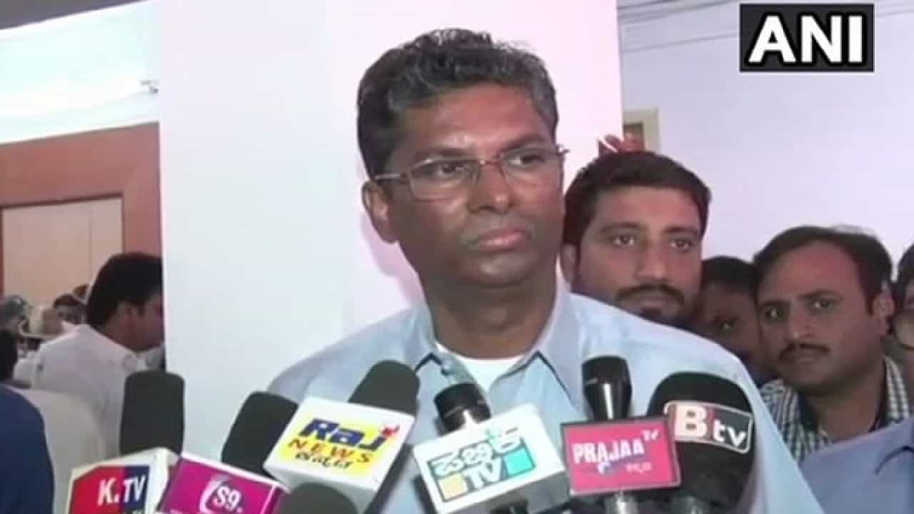 ಸಮ್ಮಿಶ್ರ ಸರ್ಕಾರ ಏಕೆ ಬಿತ್ತು ಎಂದು ಎಲ್ಲರಿಗೂ ಗೊತ್ತಿದೆ; ಹೆಚ್ಡಿ ಕುಮಾರಸ್ವಾಮಿಗೆ ಸತೀಶ್ ಜಾರಕಿಹೊಳಿ ತಿರುಗೇಟು ಸಮ್ಮಿಶ್ರ ಸರ್ಕಾರ ಏಕೆ ಬಿತ್ತು ಎಂದು ಎಲ್ಲರಿಗೂ ಗೊತ್ತಿದೆ; ಹೆಚ್ಡಿ ಕುಮಾರಸ್ವಾಮಿಗೆ ಸತೀಶ್ ಜಾರಕಿಹೊಳಿ ತಿರುಗೇಟು