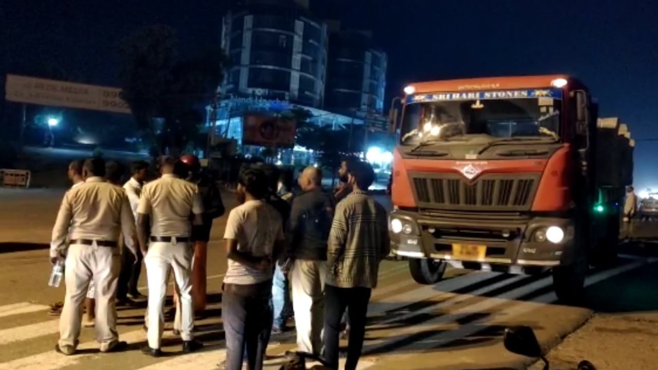 ದೇವನಹಳ್ಳಿ: ದಾಖಲೆ ನೀಡಿದರೂ ಲಾರಿ ಕಳಿಸದೆ ದರ್ಪ ನಡೆಸಿದ ಆರೋಪ; ಪೊಲೀಸರ ವಿರುದ್ಧ ಕ್ರಮಕ್ಕೆ ಆಗ್ರಹ ದೇವನಹಳ್ಳಿ: ದಾಖಲೆ ನೀಡಿದರೂ ಲಾರಿ ಕಳಿಸದೆ ದರ್ಪ ನಡೆಸಿದ ಆರೋಪ; ಪೊಲೀಸರ ವಿರುದ್ಧ ಕ್ರಮಕ್ಕೆ ಆಗ್ರಹ