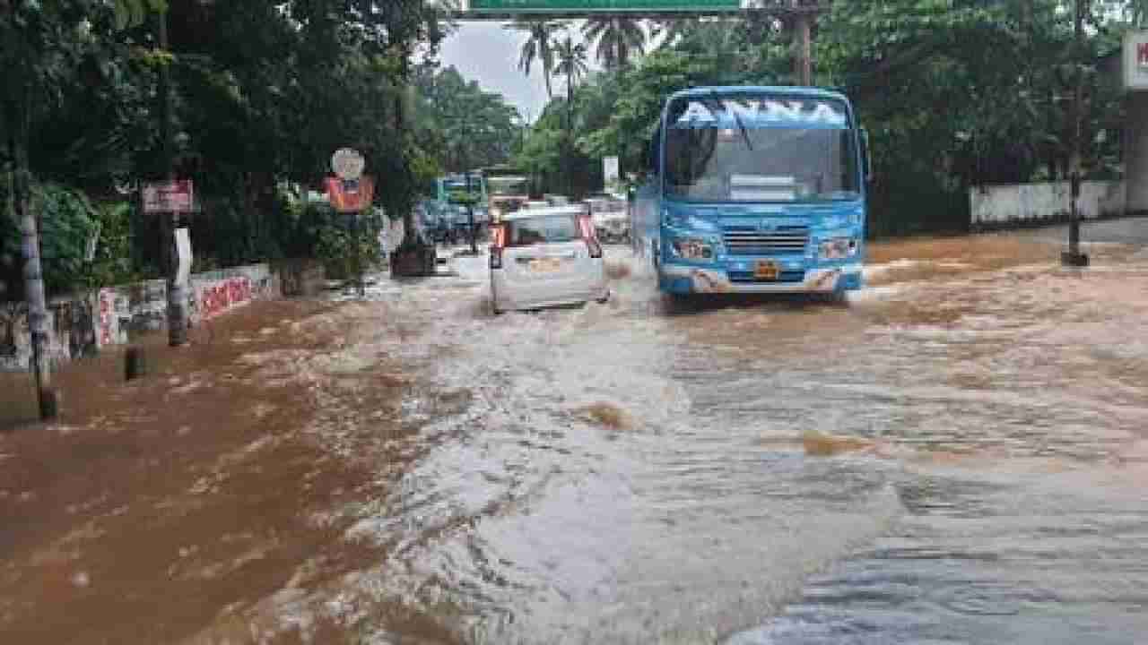 Kerala Rain: ಕೇರಳದಲ್ಲಿ ಸುರಿದ ಭಾರೀ ಮಳೆಗೆ ಜನಜೀವನ ಅಸ್ತವ್ಯಸ್ತ; 5 ಜಿಲ್ಲೆಗಳಲ್ಲಿ ರೆಡ್ ಅಲರ್ಟ್ ಘೋಷಣೆ