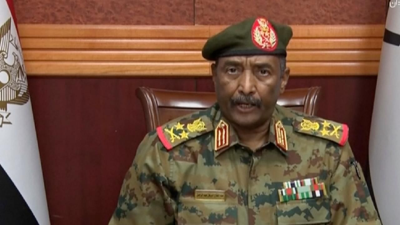 Sudan Crisis: ಸುಡಾನ್ನಲ್ಲಿ ಮಿಲಿಟರಿಯಿಂದ ಕ್ಯಾಬಿನೆಟ್ ವಿಸರ್ಜನೆ; ಪ್ರಧಾನಿ ಬಂಧನ, ತುರ್ತು ಪರಿಸ್ಥಿತಿ ಘೋಷಣೆ Sudan Crisis: ಸುಡಾನ್ನಲ್ಲಿ ಮಿಲಿಟರಿಯಿಂದ ಕ್ಯಾಬಿನೆಟ್ ವಿಸರ್ಜನೆ; ಪ್ರಧಾನಿ ಬಂಧನ, ತುರ್ತು ಪರಿಸ್ಥಿತಿ ಘೋಷಣೆ