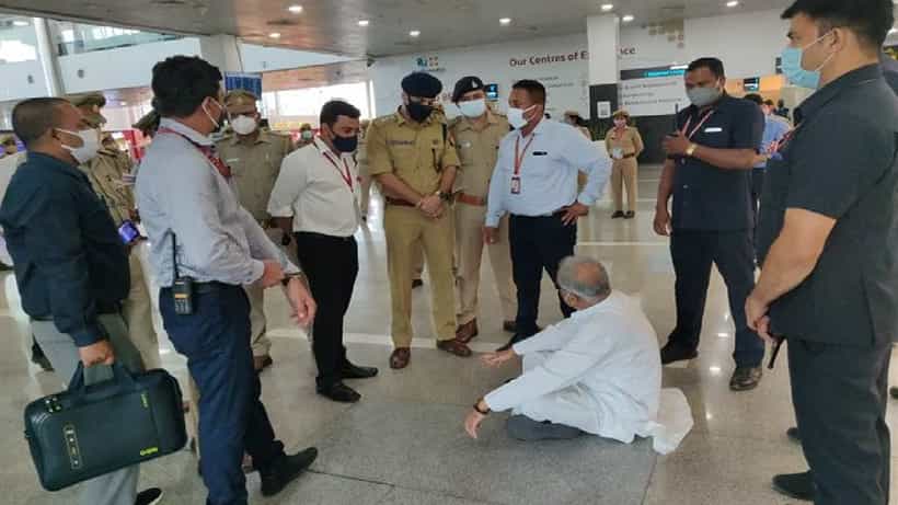 ಲಕ್ನೋ ವಿಮಾನ ನಿಲ್ದಾಣದಲ್ಲಿ ತಡೆದ ಪೊಲೀಸರ ವಿರುದ್ಧ ಛತ್ತೀಸ್ಗಢದ ಸಿಎಂ ಭೂಪೇಶ್ ಬಘೇಲ್ ಧರಣಿ