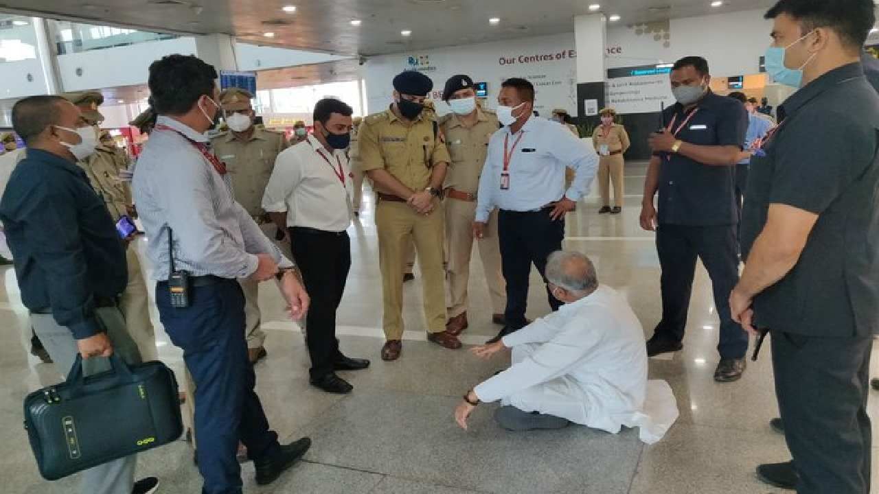 ಲಕ್ನೋ ವಿಮಾನ ನಿಲ್ದಾಣದಲ್ಲಿ ತಡೆದ ಪೊಲೀಸರ ವಿರುದ್ಧ ಛತ್ತೀಸ್ಗಢದ ಸಿಎಂ ಭೂಪೇಶ್ ಬಘೇಲ್ ಧರಣಿ ಲಕ್ನೋ ವಿಮಾನ ನಿಲ್ದಾಣದಲ್ಲಿ ತಡೆದ ಪೊಲೀಸರ ವಿರುದ್ಧ ಛತ್ತೀಸ್ಗಢದ ಸಿಎಂ ಭೂಪೇಶ್ ಬಘೇಲ್ ಧರಣಿ