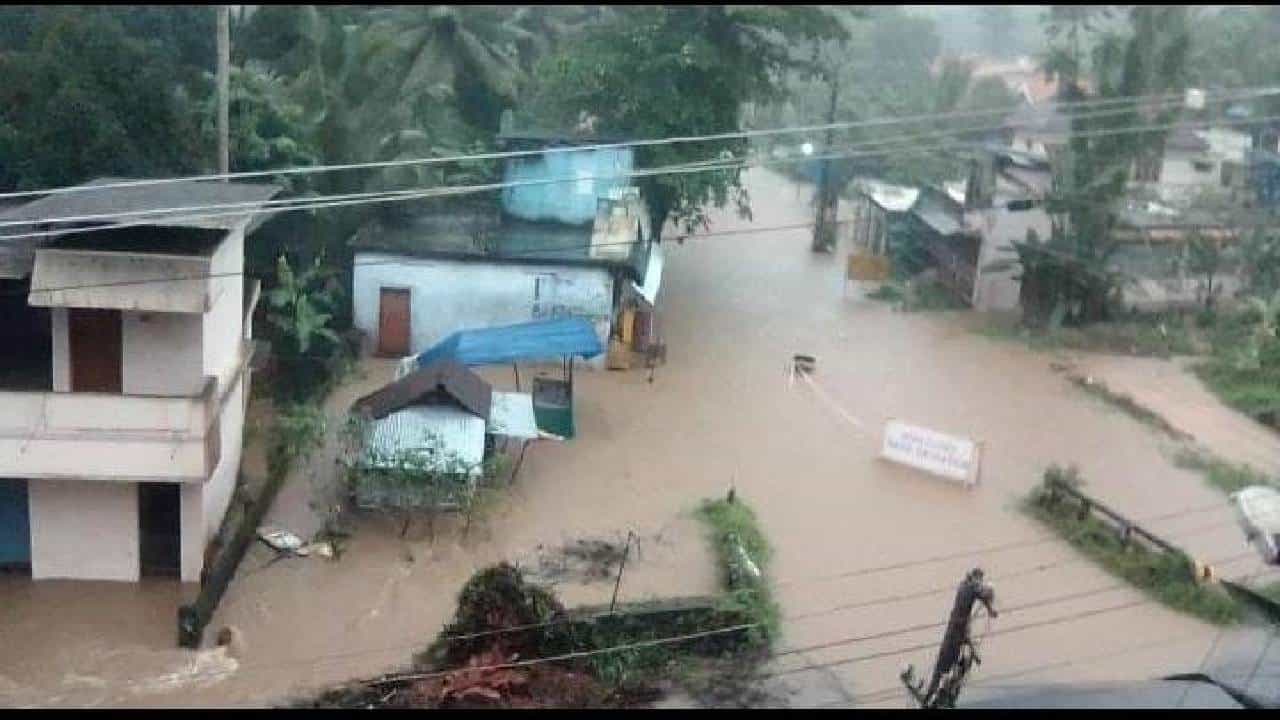 Karnataka Weather Today: ಕರ್ನಾಟಕ ಸೇರಿದಂತೆ ಕೇರಳ, ತಮಿಳುನಾಡಿನಲ್ಲಿ ಇಂದು ವ್ಯಾಪಕ ಮಳೆ; ಬೆಂಗಳೂರಿನಲ್ಲೂ ಹೈ ಅಲರ್ಟ್ Karnataka Weather Today: ಕರ್ನಾಟಕ ಸೇರಿದಂತೆ ಕೇರಳ, ತಮಿಳುನಾಡಿನಲ್ಲಿ ಇಂದು ವ್ಯಾಪಕ ಮಳೆ; ಬೆಂಗಳೂರಿನಲ್ಲೂ ಹೈ ಅಲರ್ಟ್