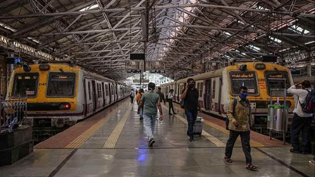 ಮುಂಬೈ ರೈಲುಗಳಲ್ಲಿ ಪ್ರಯಾಣಿಸಲು ಎರಡೂ ಡೋಸ್ ಕೊವಿಡ್ ಲಸಿಕೆ ಪಡೆಯುವುದು ಕಡ್ಡಾಯ ಮುಂಬೈ ರೈಲುಗಳಲ್ಲಿ ಪ್ರಯಾಣಿಸಲು ಎರಡೂ ಡೋಸ್ ಕೊವಿಡ್ ಲಸಿಕೆ ಪಡೆಯುವುದು ಕಡ್ಡಾಯ