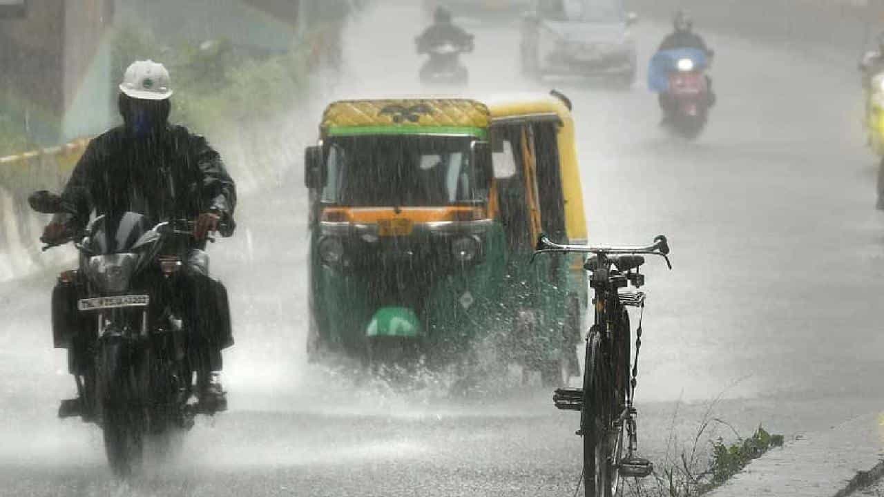 Karnataka Rain: ರಾಜ್ಯಾದ್ಯಂತ ನ. 16ರವರೆಗೆ ಭಾರೀ ಮಳೆ; ಬೆಂಗಳೂರಿನಲ್ಲಿ ಆರೆಂಜ್ ಅಲರ್ಟ್ ಘೋಷಣೆ Karnataka Rain: ರಾಜ್ಯಾದ್ಯಂತ ನ. 16ರವರೆಗೆ ಭಾರೀ ಮಳೆ; ಬೆಂಗಳೂರಿನಲ್ಲಿ ಆರೆಂಜ್ ಅಲರ್ಟ್ ಘೋಷಣೆ