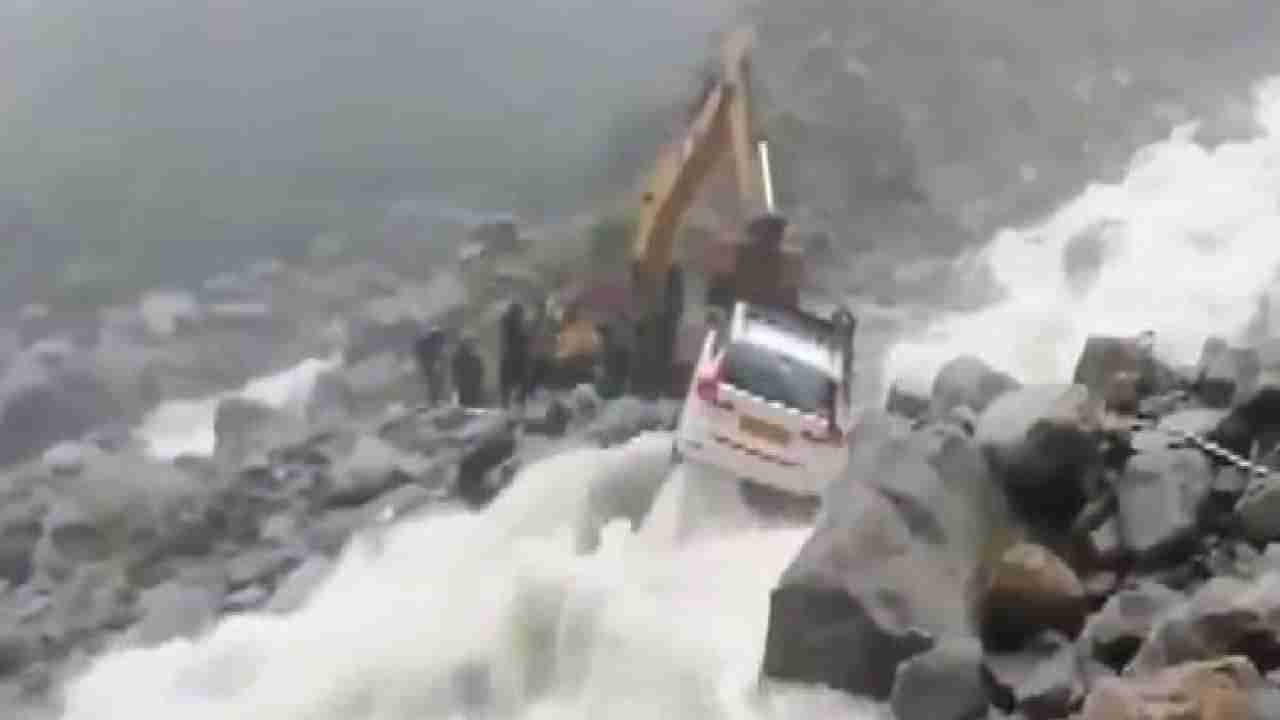 Uttarakhand Rain: ಮಳೆಯಿಂದ ಬಂಡೆಗಳ ಮಧ್ಯೆ ಸಿಲುಕಿದ ಕಾರಲ್ಲಿದ್ದವರ ರಕ್ಷಣೆ; ಶಾಕಿಂಗ್ ವಿಡಿಯೋ ಇಲ್ಲಿದೆ