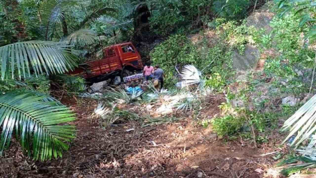 Agumbe Ghat: ತೀರ್ಥಹಳ್ಳಿಯ ಆಗುಂಬೆ ಘಾಟ್ನಲ್ಲಿ ಭೀಕರ ಅಪಘಾತ; 4 ಜನ ಸ್ಥಳದಲ್ಲೇ ಸಾವು, ಐವರ ಸ್ಥಿತಿ ಗಂಭೀರ Agumbe Ghat: ತೀರ್ಥಹಳ್ಳಿಯ ಆಗುಂಬೆ ಘಾಟ್ನಲ್ಲಿ ಭೀಕರ ಅಪಘಾತ; 4 ಜನ ಸ್ಥಳದಲ್ಲೇ ಸಾವು, ಐವರ ಸ್ಥಿತಿ ಗಂಭೀರ