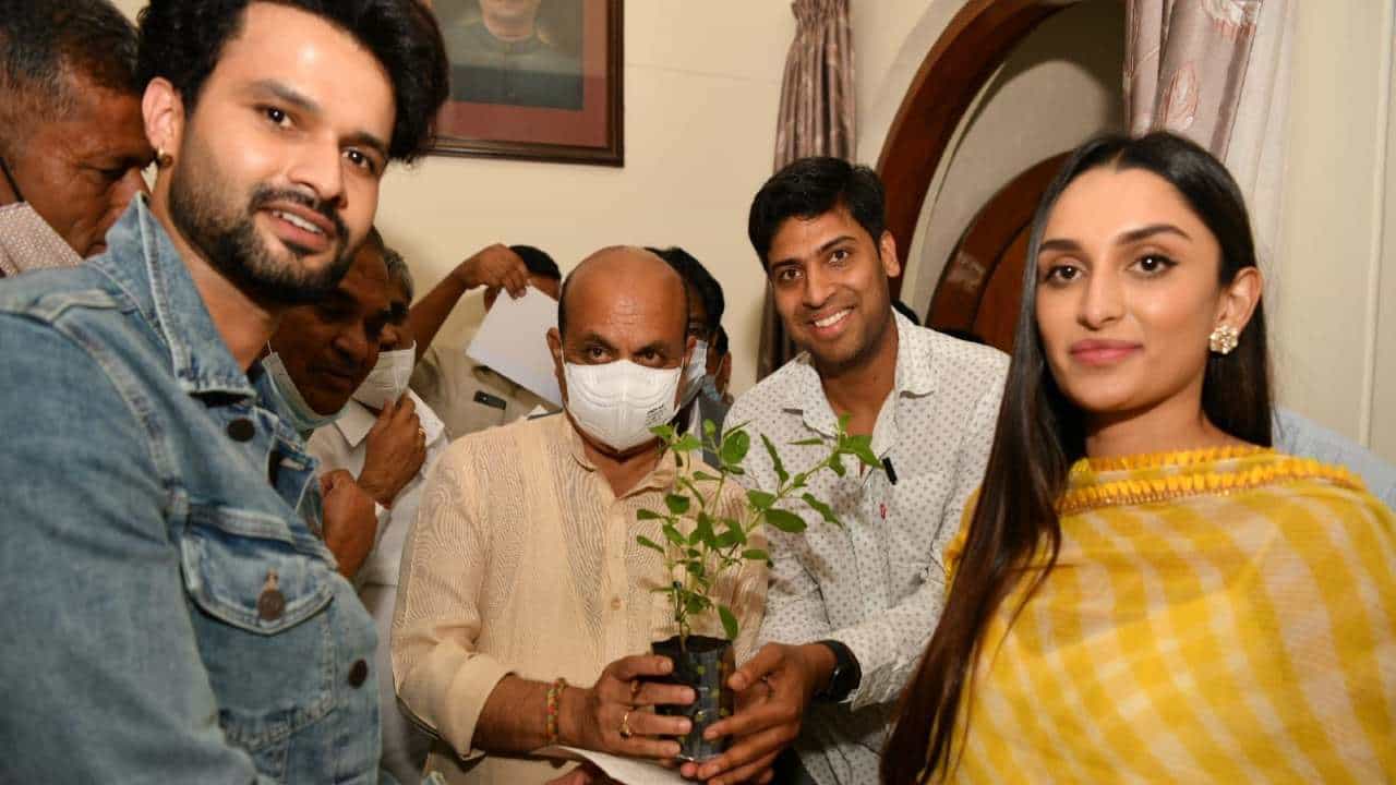 Ninna Sanihake: ಬಸವರಾಜ ಬೊಮ್ಮಾಯಿ ಭೇಟಿ ಮಾಡಿದ ನಿನ್ನ ಸನಿಹಕೆ ಚಿತ್ರತಂಡ; ಪ್ರೀಮಿಯರ್ ಶೋಗೆ ಆಹ್ವಾನ Ninna Sanihake: ಬಸವರಾಜ ಬೊಮ್ಮಾಯಿ ಭೇಟಿ ಮಾಡಿದ ನಿನ್ನ ಸನಿಹಕೆ ಚಿತ್ರತಂಡ; ಪ್ರೀಮಿಯರ್ ಶೋಗೆ ಆಹ್ವಾನ