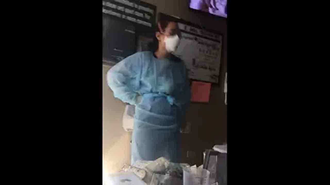 Viral Video: ಸುಮಧುರ ಕಂಠದಲ್ಲಿ ಹಾಡು ಹೇಳಿ ರೋಗಿಗೆ ಧೈರ್ಯ ತುಂಬಿದ ನರ್ಸ್; ನೆಟ್ಟಿಗರೆಲ್ಲಾ ಭಾವುಕರಾದ ವಿಡಿಯೋವಿದು Viral Video: ಸುಮಧುರ ಕಂಠದಲ್ಲಿ ಹಾಡು ಹೇಳಿ ರೋಗಿಗೆ ಧೈರ್ಯ ತುಂಬಿದ ನರ್ಸ್; ನೆಟ್ಟಿಗರೆಲ್ಲಾ ಭಾವುಕರಾದ ವಿಡಿಯೋವಿದು