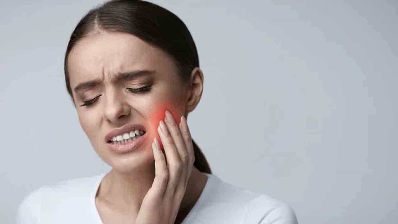 Oral Health: ನೀವು ಆರೋಗ್ಯವಾಗಿರಲು ಬಾಯಿ ಸ್ವಚ್ಛವಾಗಿರುವುದು ಏಕೆ ಮುಖ್ಯ? ಇಲ್ಲಿದೆ ಮಾಹಿತಿ Oral Health: ನೀವು ಆರೋಗ್ಯವಾಗಿರಲು ಬಾಯಿ ಸ್ವಚ್ಛವಾಗಿರುವುದು ಏಕೆ ಮುಖ್ಯ? ಇಲ್ಲಿದೆ ಮಾಹಿತಿ