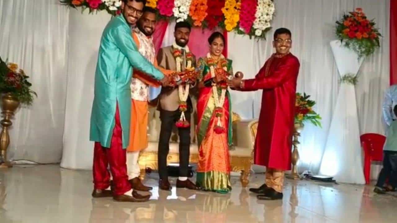 ಚಿಕ್ಕಮಗಳೂರು: 3 ಲೀಟರ್ ಪೆಟ್ರೋಲ್ ಗಿಫ್ಟ್ ನೀಡಿ ವಧು- ವರರಿಗೆ ಶಾಕ್ ಕೊಟ್ಟ ಸ್ನೇಹಿತರು! ಚಿಕ್ಕಮಗಳೂರು: 3 ಲೀಟರ್ ಪೆಟ್ರೋಲ್ ಗಿಫ್ಟ್ ನೀಡಿ ವಧು- ವರರಿಗೆ ಶಾಕ್ ಕೊಟ್ಟ ಸ್ನೇಹಿತರು!