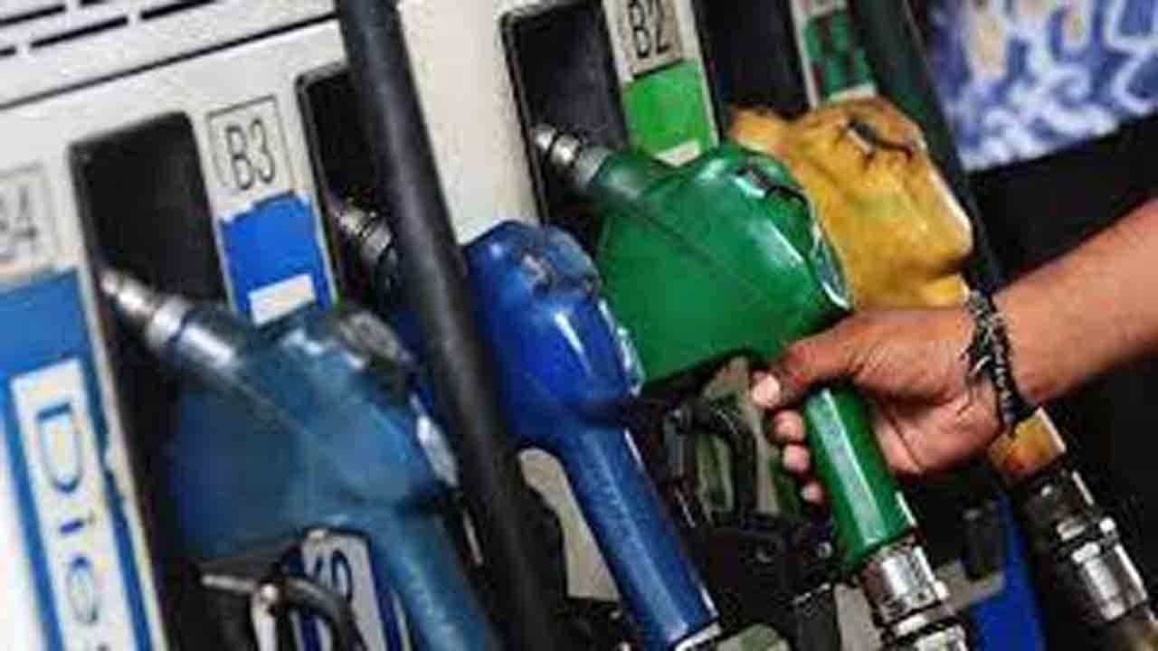 Petrol Price Today: ನಿರಂತರ ಏರುತ್ತಿದ್ದ ಪೆಟ್ರೋಲ್, ಡೀಸೆಲ್ ಬೆಲೆ ಇಂದು ಸ್ಥಿರ; ಪ್ರಮುಖ ನಗರಗಳಲ್ಲಿ ಎಷ್ಟಿದೆ ಇಂಧನ ದರ ತಿಳಿಯಿರಿ Petrol Price Today: ನಿರಂತರ ಏರುತ್ತಿದ್ದ ಪೆಟ್ರೋಲ್, ಡೀಸೆಲ್ ಬೆಲೆ ಇಂದು ಸ್ಥಿರ; ಪ್ರಮುಖ ನಗರಗಳಲ್ಲಿ ಎಷ್ಟಿದೆ ಇಂಧನ ದರ ತಿಳಿಯಿರಿ