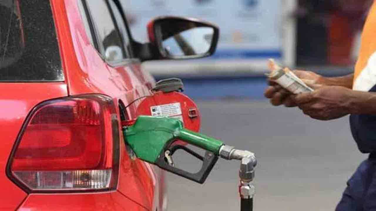 Petrol Price Today: ಪೆಟ್ರೋಲ್, ಡೀಸೆಲ್ ದರ ಏರಿಕೆ; ಮುಂಬೈನಲ್ಲಿ ಮೊದಲ ಬಾರಿಗೆ 100ರ ಗಡಿ ದಾಟಿದ ಡೀಸೆಲ್ ಬೆಲೆ Petrol Price Today: ಪೆಟ್ರೋಲ್, ಡೀಸೆಲ್ ದರ ಏರಿಕೆ; ಮುಂಬೈನಲ್ಲಿ ಮೊದಲ ಬಾರಿಗೆ 100ರ ಗಡಿ ದಾಟಿದ ಡೀಸೆಲ್ ಬೆಲೆ