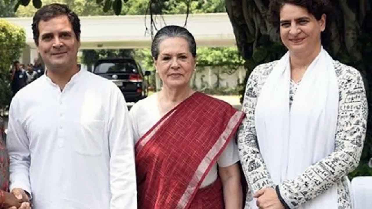 Political Analysis: ಉಳಿವಿನ ಕಲೆ ನೇವರಿಸುತ್ತಿರುವ ಗಾಂಧಿ ಕುಟುಂಬ: ಬಿಕ್ರಮ್ ವೊಹ್ರಾ ಬರಹ Political Analysis: ಉಳಿವಿನ ಕಲೆ ನೇವರಿಸುತ್ತಿರುವ ಗಾಂಧಿ ಕುಟುಂಬ: ಬಿಕ್ರಮ್ ವೊಹ್ರಾ ಬರಹ