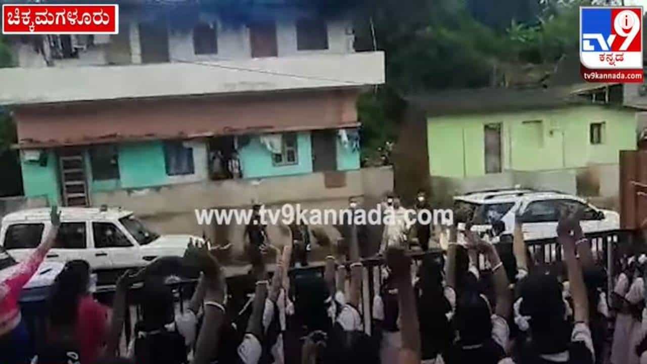 ಶೃಂಗೇರಿ: ಕಾರಿನಿಂದ ಇಳಿದು ಶಾಲಾ ವಿದ್ಯಾರ್ಥಿಗಳಿಗೆ ಆಲ್ ದಿ ಬೆಸ್ಟ್ ಹೇಳಿದ ರಾಷ್ಟ್ರಪತಿ; ವಿಡಿಯೋ ನೋಡಿ ಶೃಂಗೇರಿ: ಕಾರಿನಿಂದ ಇಳಿದು ಶಾಲಾ ವಿದ್ಯಾರ್ಥಿಗಳಿಗೆ ಆಲ್ ದಿ ಬೆಸ್ಟ್ ಹೇಳಿದ ರಾಷ್ಟ್ರಪತಿ; ವಿಡಿಯೋ ನೋಡಿ