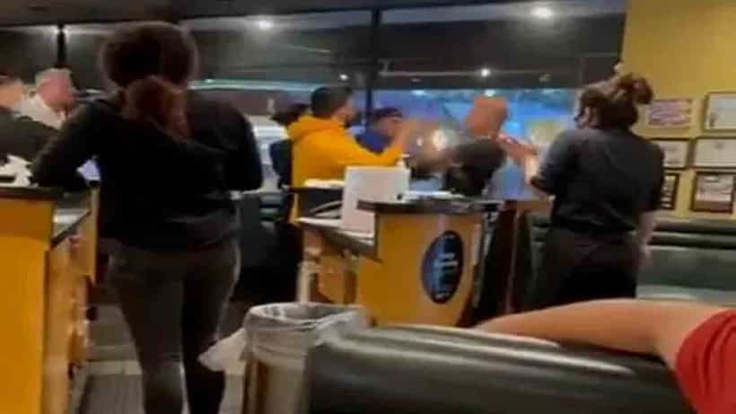 Viral Video: ರೆಸ್ಟೋರೆಂಟ್ನಲ್ಲಿ ಮಾಸ್ಕ್ ಧರಿಸದಿದ್ದರೆ ಪ್ರವೇಶವಿಲ್ಲ ಎಂದಿದ್ದಕ್ಕೆ ಜಗಳ; ವಯಸ್ಕನನ್ನು ತಳ್ಳಿದ ವ್ಯಕ್ತಿಯ ಪರಿಸ್ಥಿತಿ ಏನಾಯ್ತು ನೋಡಿ