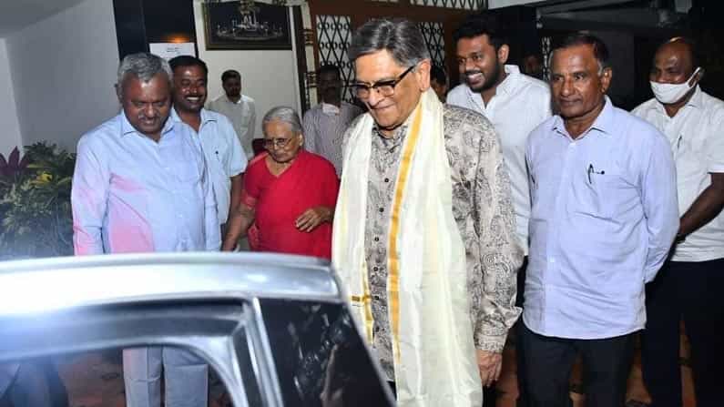 ಎಸ್ ಟಿ ಸೋಮಶೇಖರ್ ನಿವಾಸಕ್ಕೆ ಮಾಜಿ ಮುಖ್ಯಮಂತ್ರಿ ಎಸ್ ಎಂ ಕೃಷ್ಣ ಭೇಟಿ ನೀಡಿದ್ದಾರೆ.